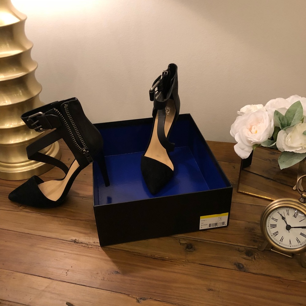 JOES  Ali Ankle strap D’Orsay Pump